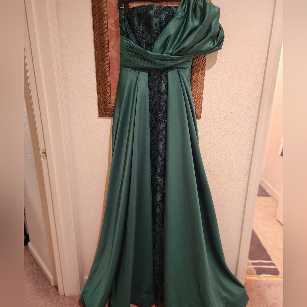 Gown - Picture 3 of 5